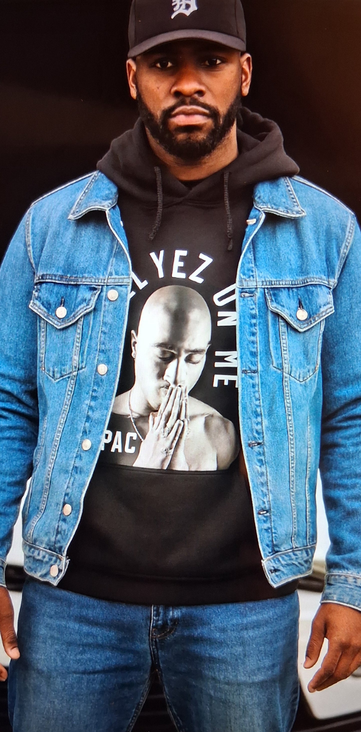 Black hoodie All Eyez on me.